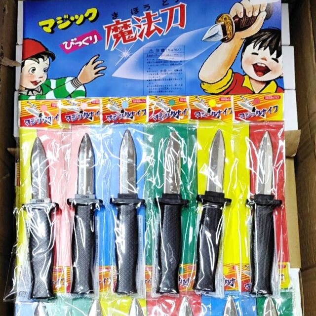 帰ってきた！
古典ジョークグッズの王道🪄
『マジック魔法刀』✨

だがし屋をいつもご利用いただきましてありがとうございます。
だがし屋本店の加川です。

子どもの頃、誰もが一度はお世話になった（!?）
あの台紙デザインのジョークナイフ。
実は一度、廃版になっていたんです…！

しかし！
熱い想いを引き継いだメーカーさんにより復刻👏
これを知った瞬間、店主 思わずガッツポーズ🤝

似た商品はあれど、
思い出補正込みで“やっぱりコレ”。
ジョークナイフと言ったら、
これからも『マジック魔法刀』でしょ！

#マジック魔法刀
#ジョークグッズ
#復刻アイテム
#駄菓子屋のおもちゃ
#懐かしの遊び
#だがし屋
#だがし屋サンロード青森店
#だがし屋さくら野百貨店弘前店
#だがし屋イオンモールつがる柏店
#だがし屋イオンタウン弘前樋の口店
#青森市 #弘前市 #つがる市
